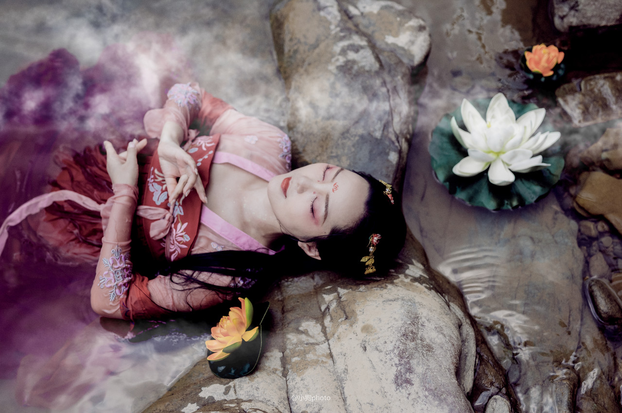 故事：他回到家，很是开心，急着告诉她自己这些天的经历