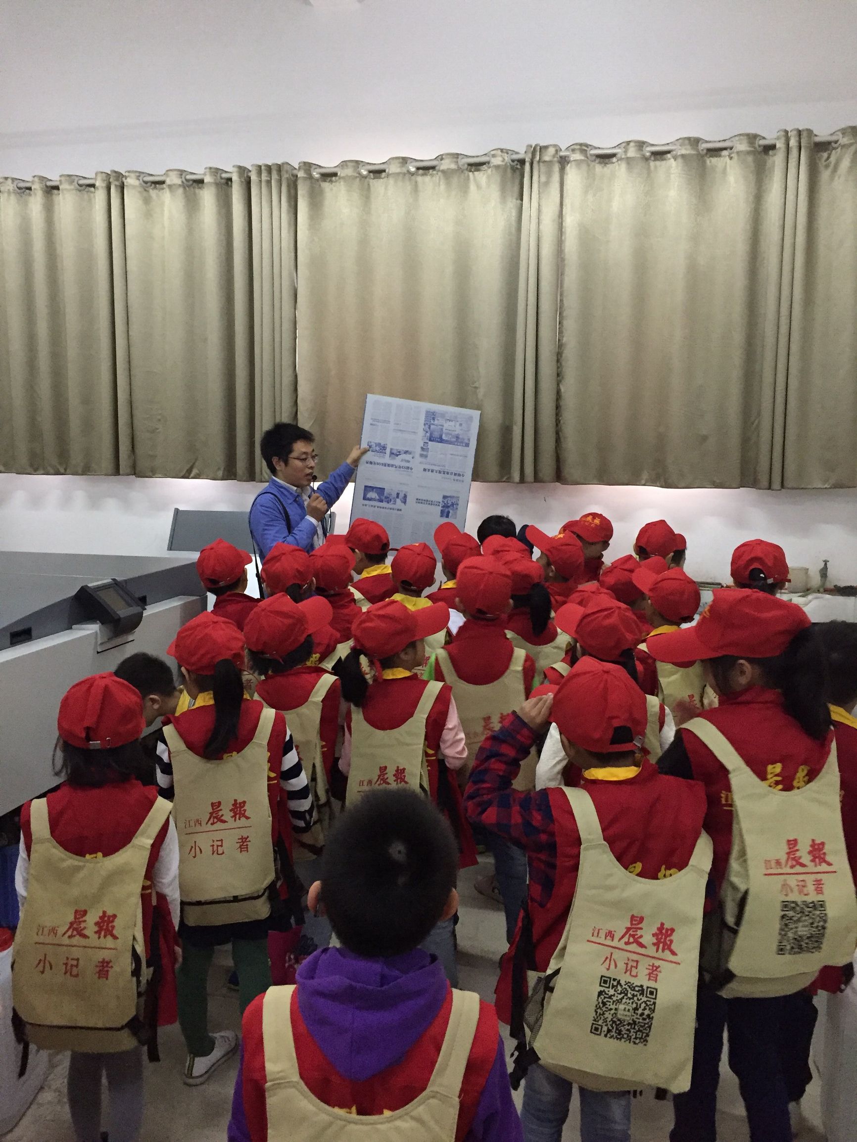 报纸印刷流程视频,小记者走进印刷厂探秘报纸