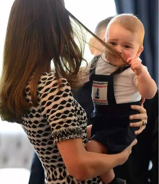 小王子你不冷吗?你王妃额娘为啥永远给你穿条小短裤?