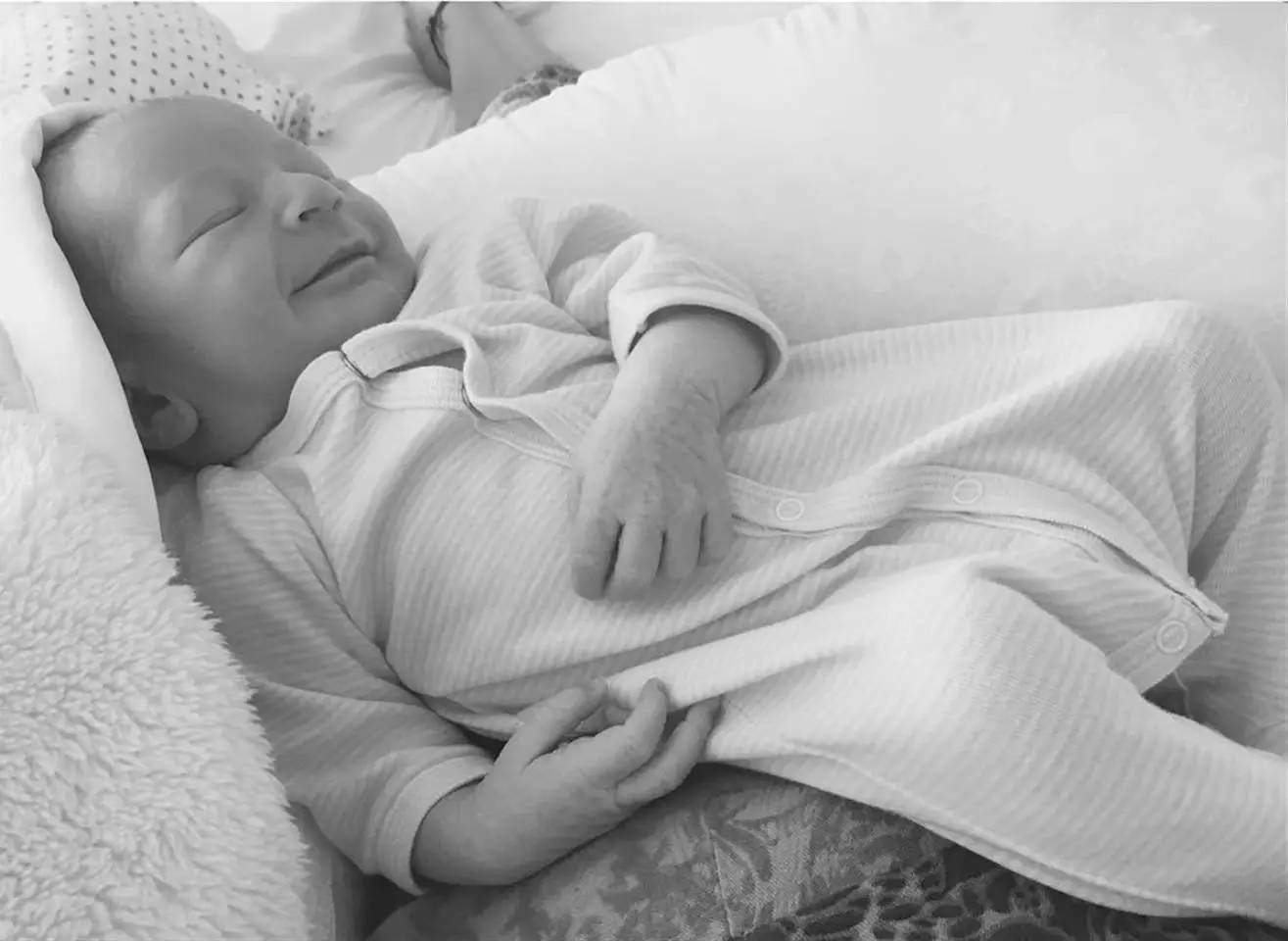 上帝の光｜穿衣服对她是种浪费，生的孩子叫腰精的后裔