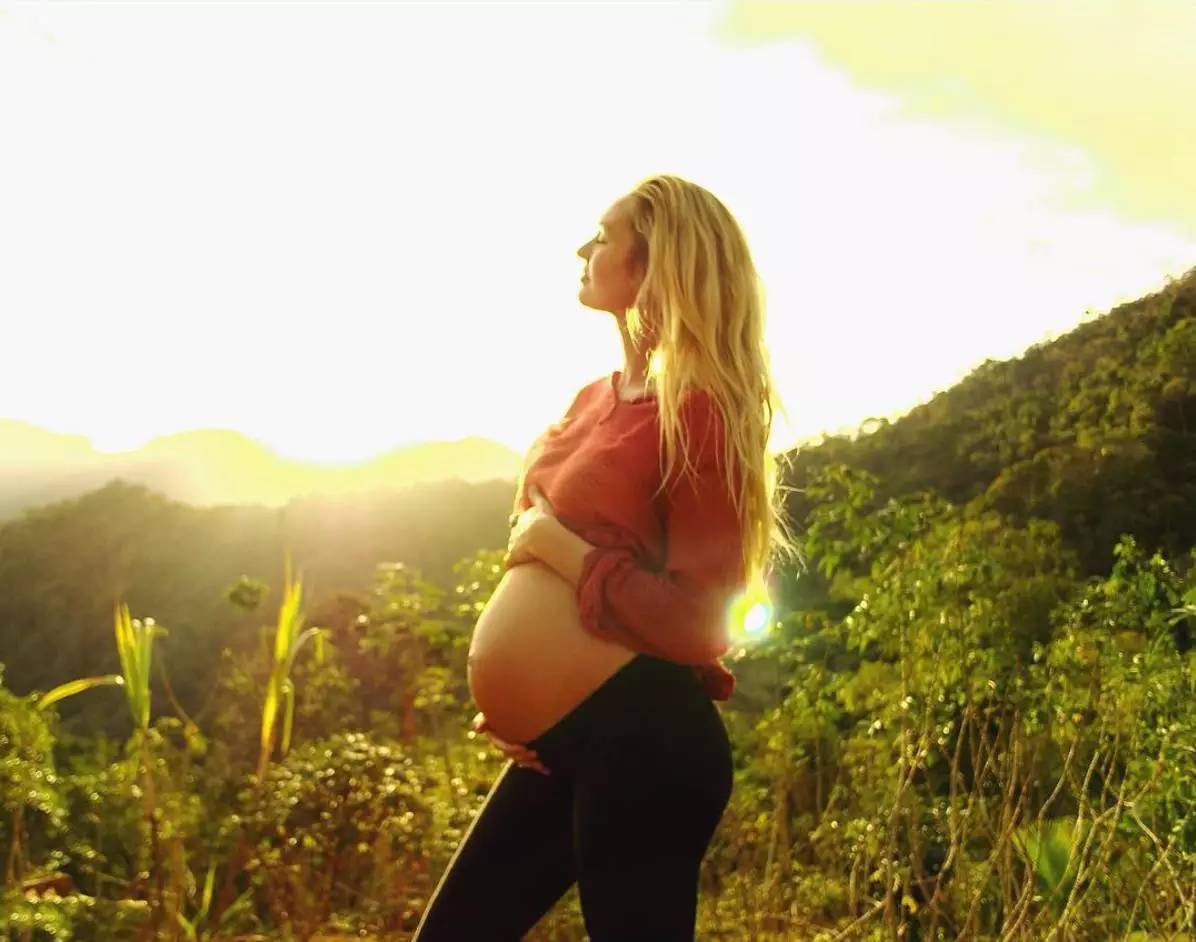 上帝の光｜穿衣服对她是种浪费，生的孩子叫腰精的后裔