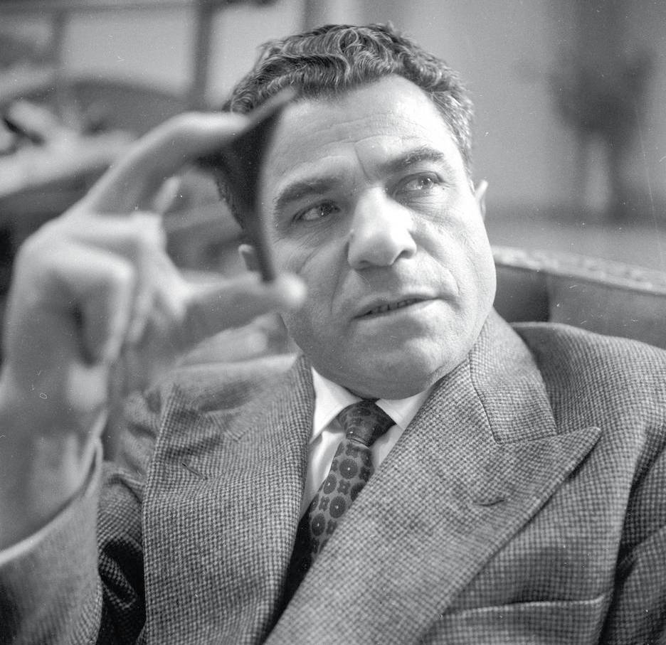 励志大戏|有个穷人家的孩子,辍学做鞋匠创建了时尚王国