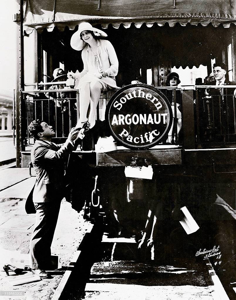 励志大戏|有个穷人家的孩子,辍学做鞋匠创建了时尚王国