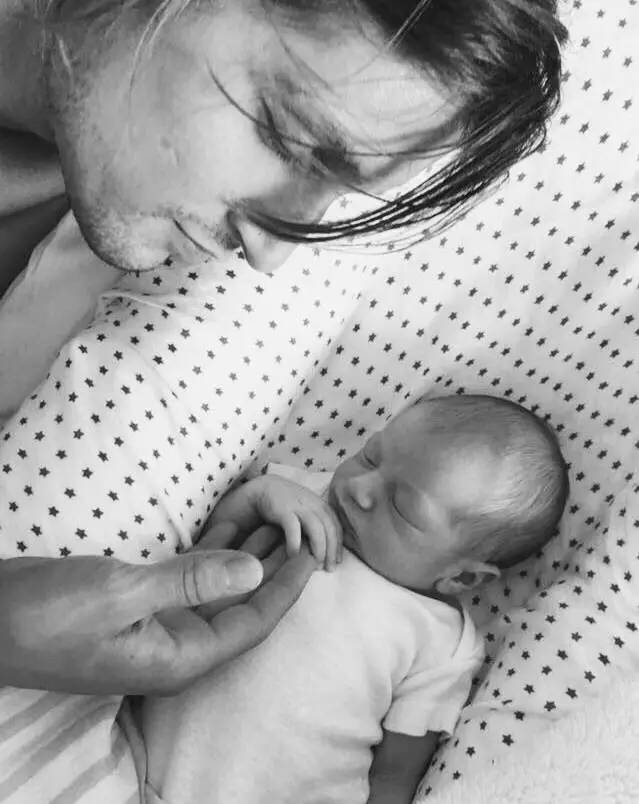 上帝の光｜穿衣服对她是种浪费，生的孩子叫腰精的后裔