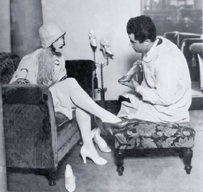 励志大戏|有个穷人家的孩子,辍学做鞋匠创建了时尚王国