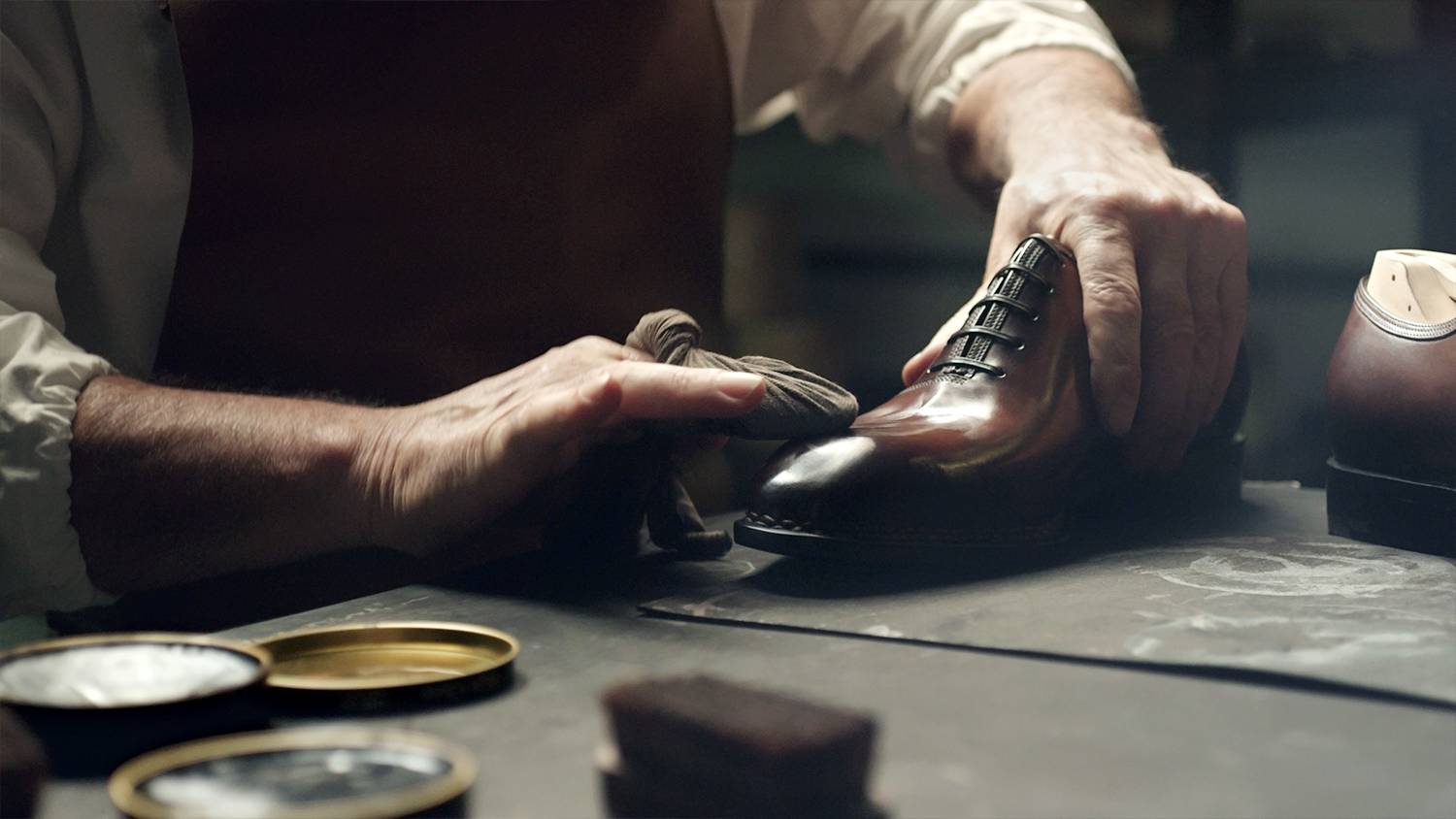 励志大戏|有个穷人家的孩子,辍学做鞋匠创建了时尚王国