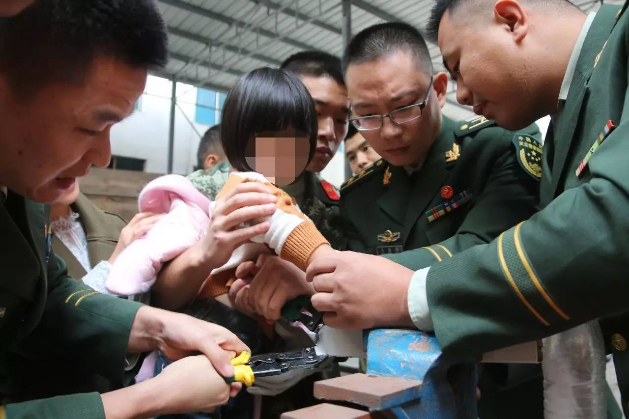 成长不易，小孩卡手需警惕！娄底新化某幼儿园小床竟“咬住”女孩手指！