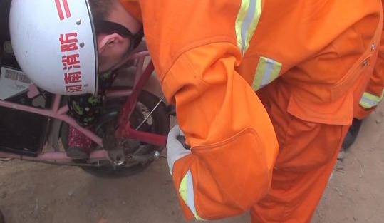 成长不易，小孩卡手需警惕！娄底新化某幼儿园小床竟“咬住”女孩手指！