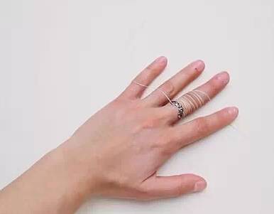 成长不易，小孩卡手需警惕！娄底新化某幼儿园小床竟“咬住”女孩手指！