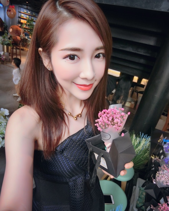 酒已点好，今晚在民歌湖酒吧街三位美艳的930主播与你有约！