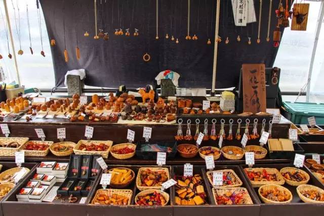 红叶堪比京都，温泉不输北海道的赏枫地，11-12月往返机票￥800+，不用担心人潮说走就走