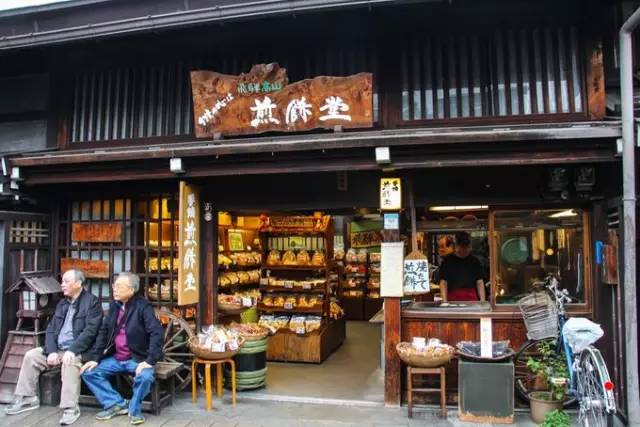 红叶堪比京都，温泉不输北海道的赏枫地，11-12月往返机票￥800+，不用担心人潮说走就走