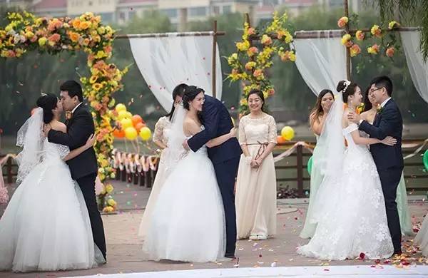 昨日一场独一无二的婚礼温暖了整个“国际庄”