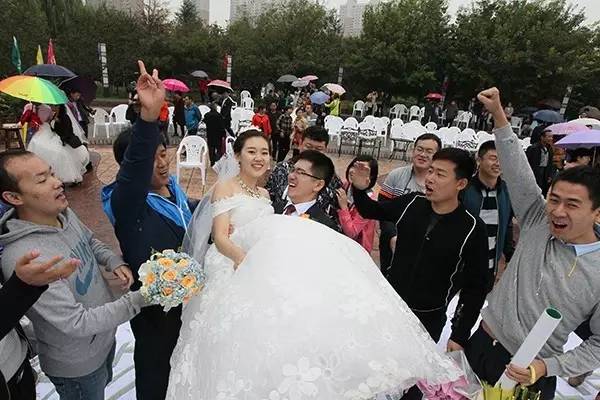 昨日一场独一无二的婚礼温暖了整个“国际庄”