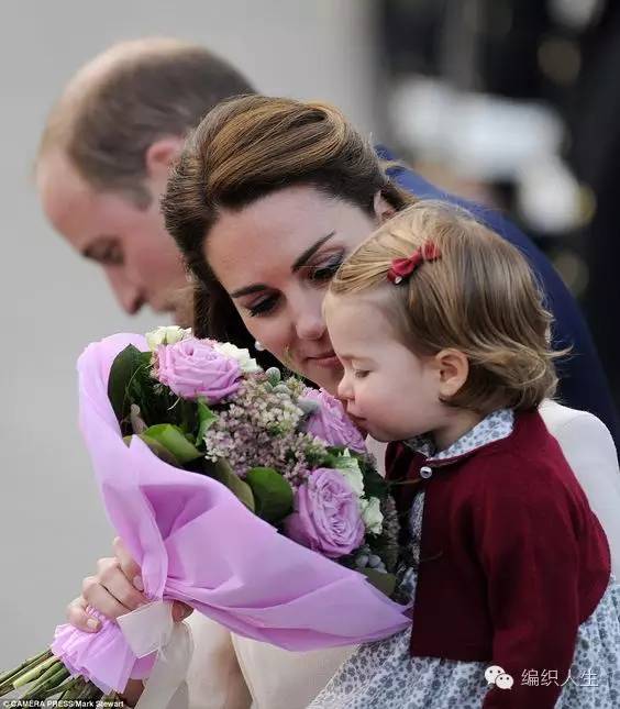 儿童毛衣怎么穿出时尚感,短款洋气小毛衣明星穿搭