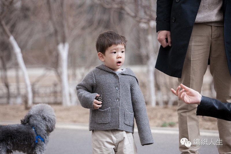 儿童毛衣怎么穿出时尚感,短款洋气小毛衣明星穿搭