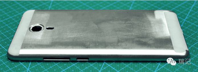 手机的心灵之窗现在开得更小了