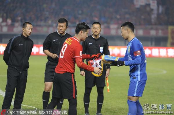 辽足战苏宁肇俊哲告别战潇洒带球大将风范