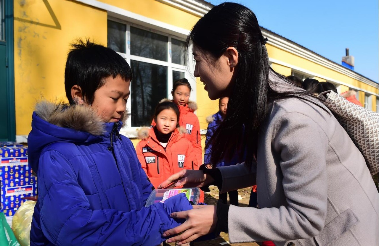 《小村里*旗国**下14张绽放的笑脸充满对知识的渴望》接续报道