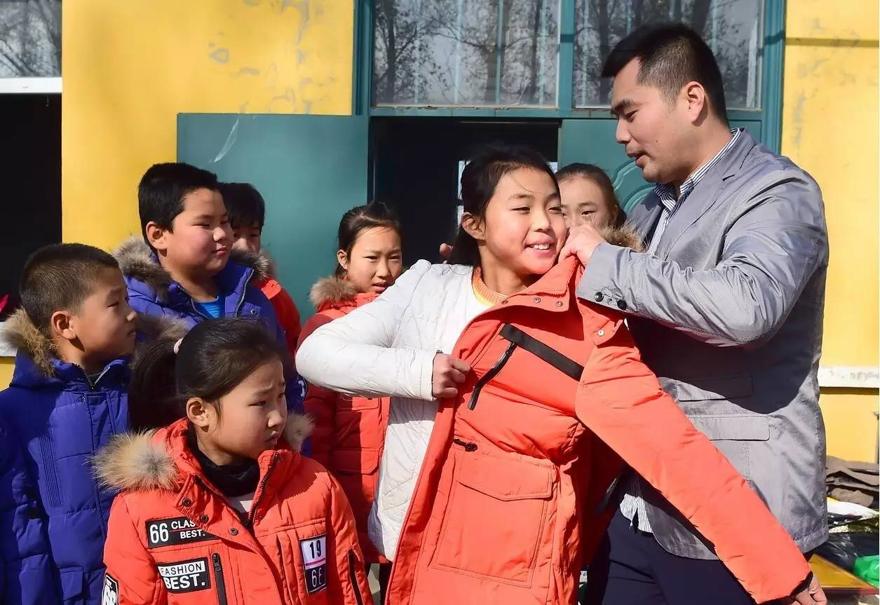 《小村里*旗国**下14张绽放的笑脸充满对知识的渴望》接续报道