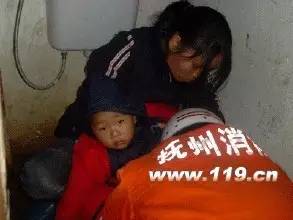 成长不易，小孩卡手需警惕！娄底新化某幼儿园小床竟“咬住”女孩手指！