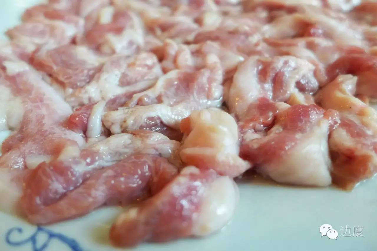 这个店家精通庖丁解猪的绝技，竟能把猪杂分成三十多个精品，让你吃到不同的美味与新鲜