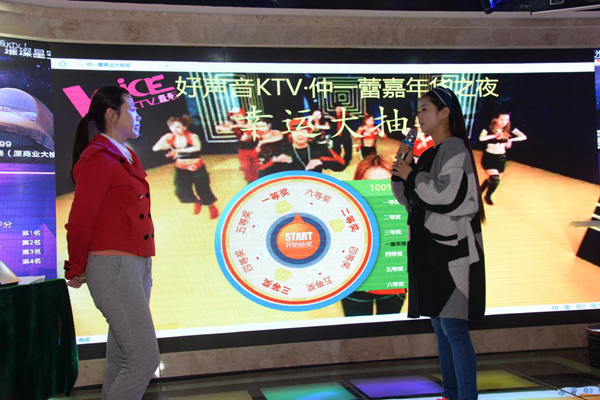 帅哥美女街头拥抱,帅哥美女表达爱意