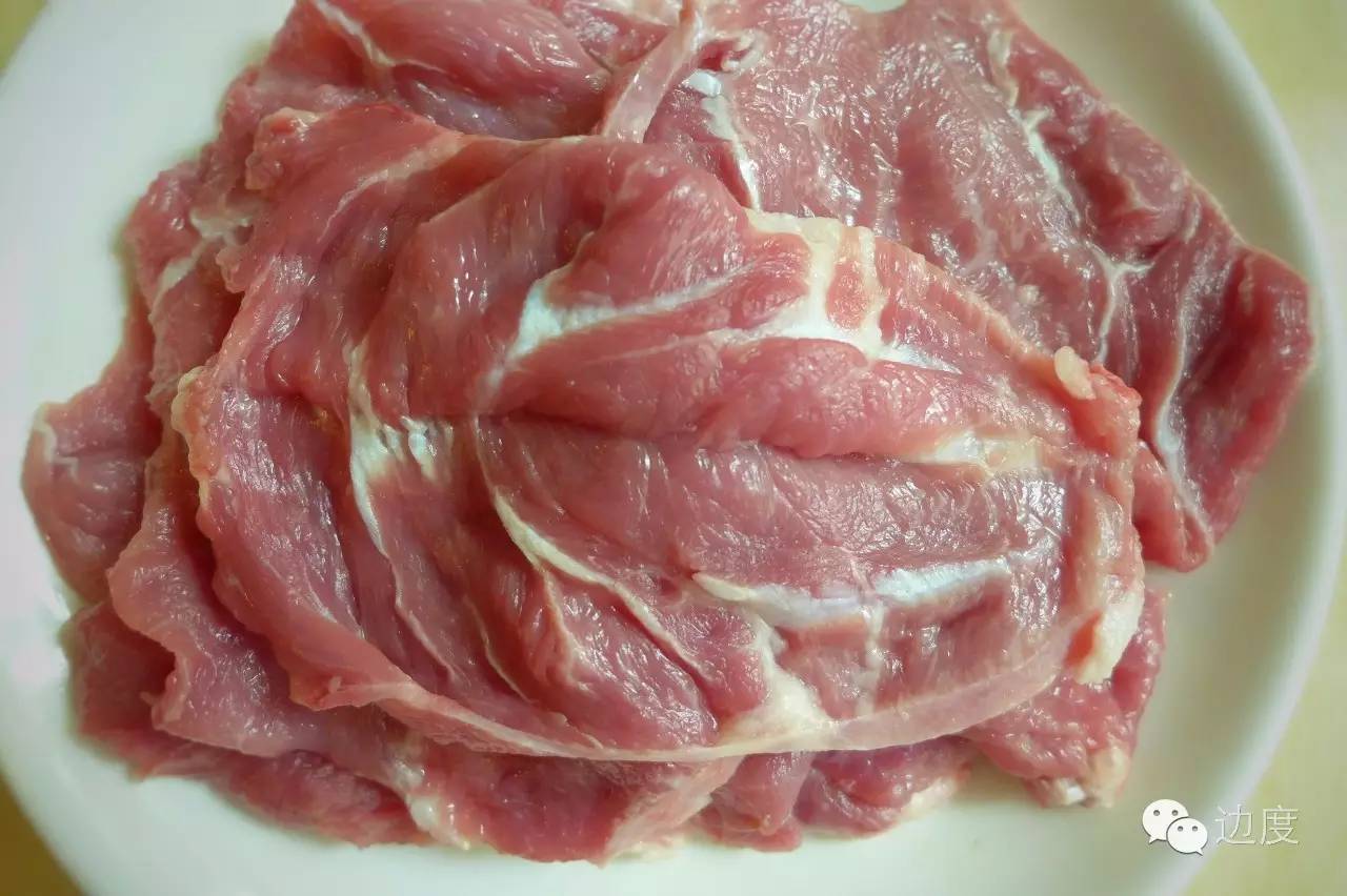 这个店家精通庖丁解猪的绝技，竟能把猪杂分成三十多个精品，让你吃到不同的美味与新鲜