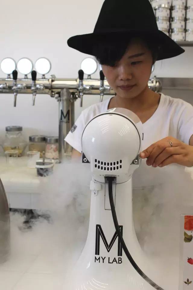 液氮冒烟冰淇淋,196度冒烟网红冰淇淋