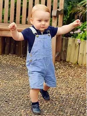 小王子你不冷吗?你王妃额娘为啥永远给你穿条小短裤?