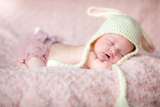 有利于宝宝的睡觉姿势,如何培养宝宝睡床