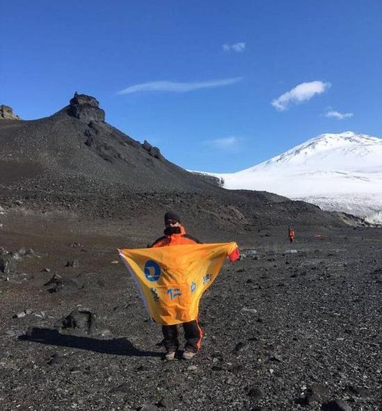 绍兴1男子成南极科考队员带特制母校校旗上南极