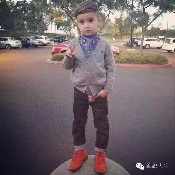 儿童毛衣怎么穿出时尚感,短款洋气小毛衣明星穿搭