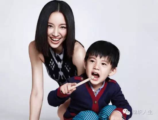 儿童毛衣怎么穿出时尚感,短款洋气小毛衣明星穿搭