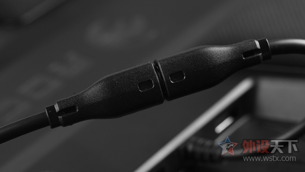 官方评测冰豹ROCCATSOVA游戏膝板图赏简评:腿上游戏