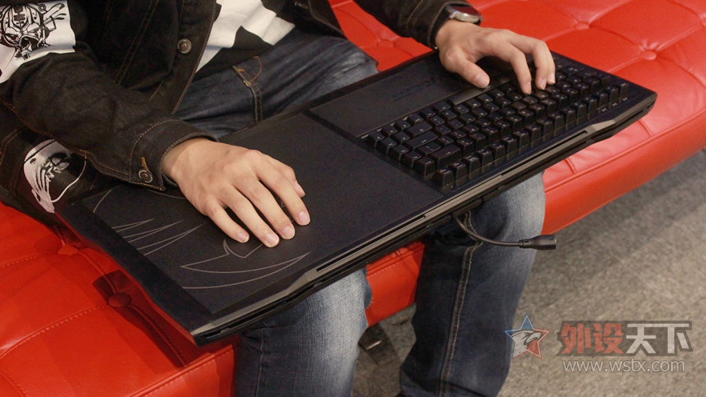 官方评测冰豹ROCCATSOVA游戏膝板图赏简评:腿上游戏