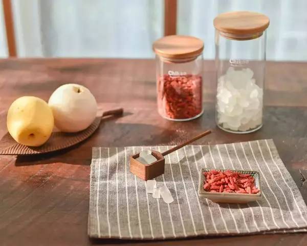 冰糖雪梨适合秋天吃吗,冰糖雪梨又甜又多汁