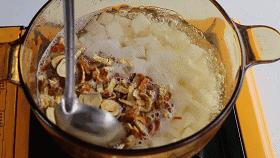 冰糖雪梨适合秋天吃吗,冰糖雪梨又甜又多汁