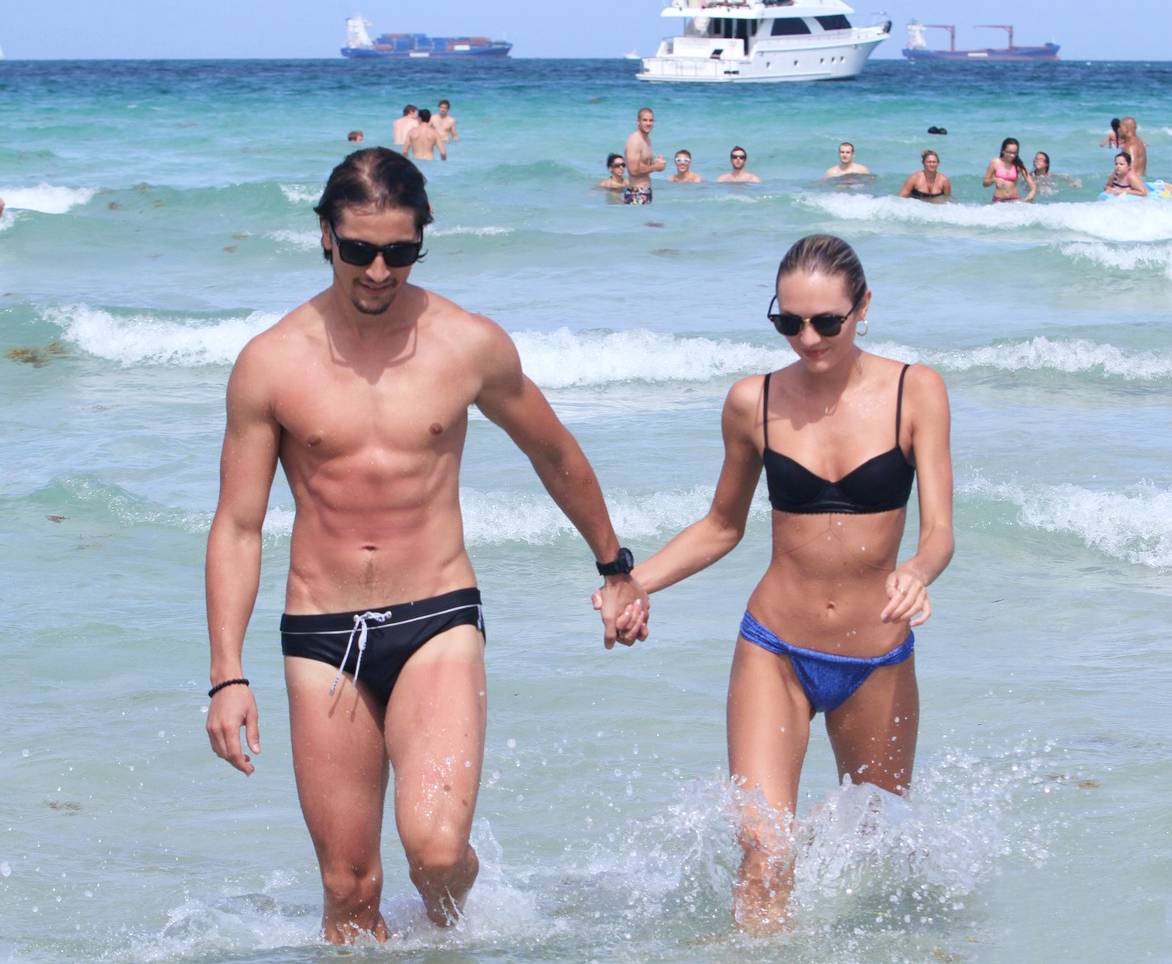 上帝の光｜穿衣服对她是种浪费，生的孩子叫腰精的后裔