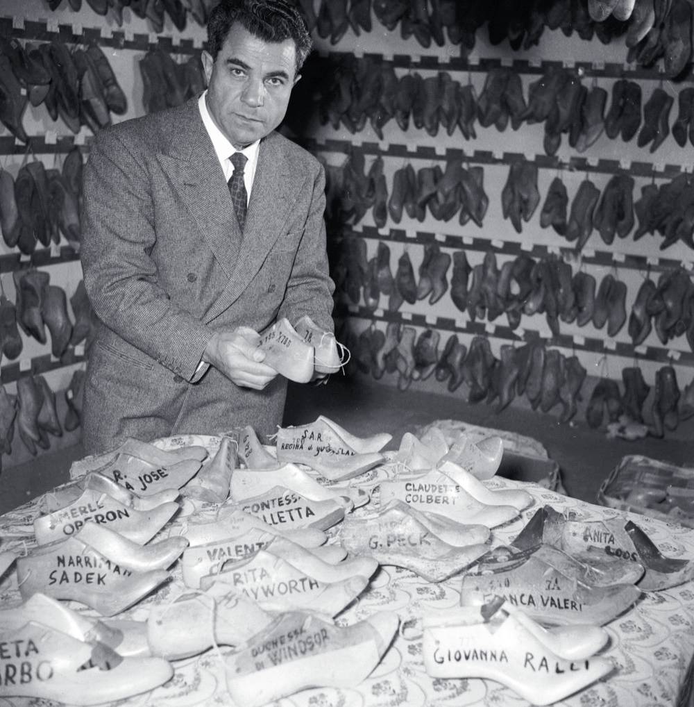 励志大戏|有个穷人家的孩子,辍学做鞋匠创建了时尚王国