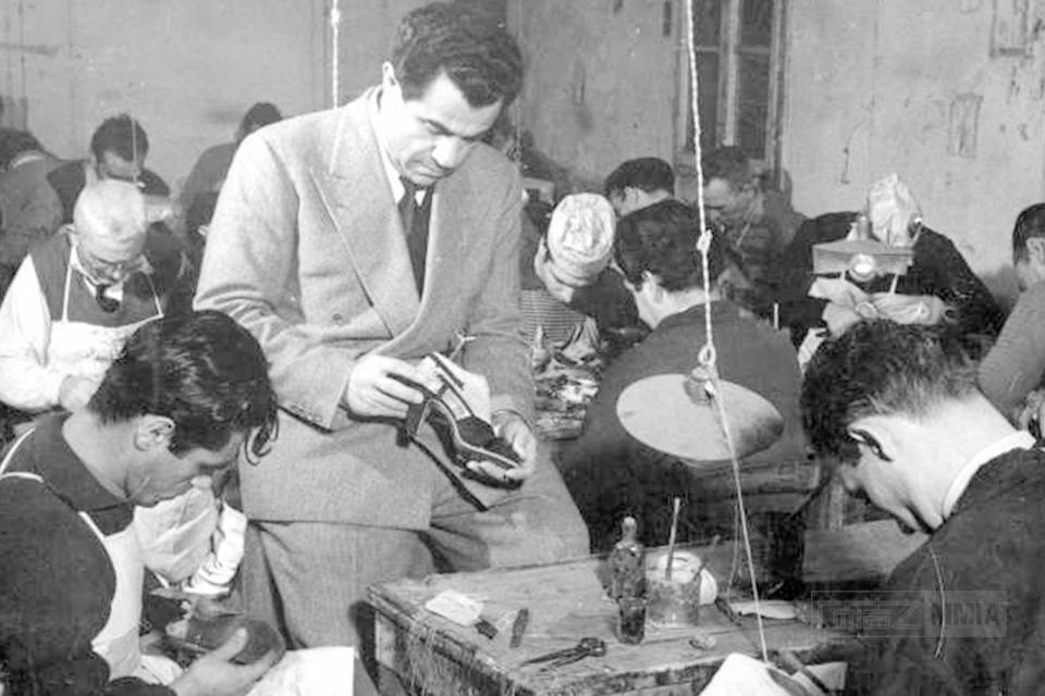 励志大戏|有个穷人家的孩子,辍学做鞋匠创建了时尚王国