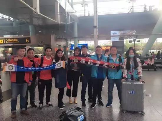 兄弟共饮一江水江苏球迷远征重庆受欢迎圣小飞你还好吗？