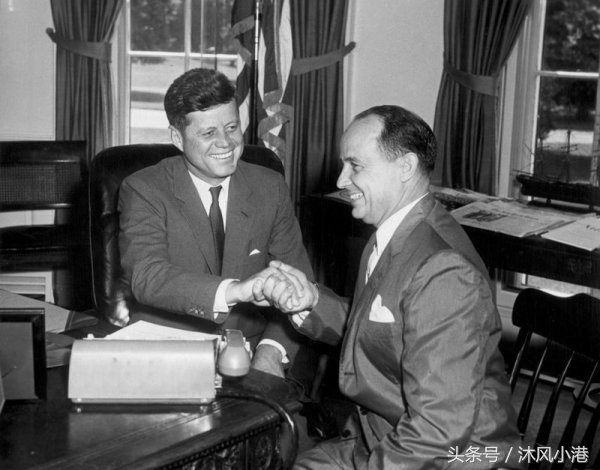 政治上国际握手礼仪谁的地位高,政治外交的握手礼