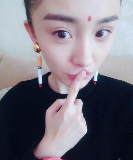杨幂假睫毛眼线,杨幂离开美颜后的样子