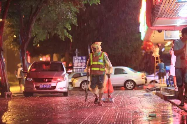 关爱环卫工人公益活动图片,关爱环卫工人暖冬在行动