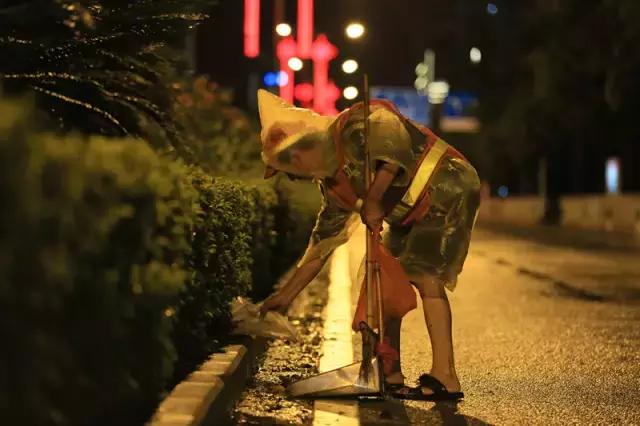 关爱环卫工人公益活动图片,关爱环卫工人暖冬在行动