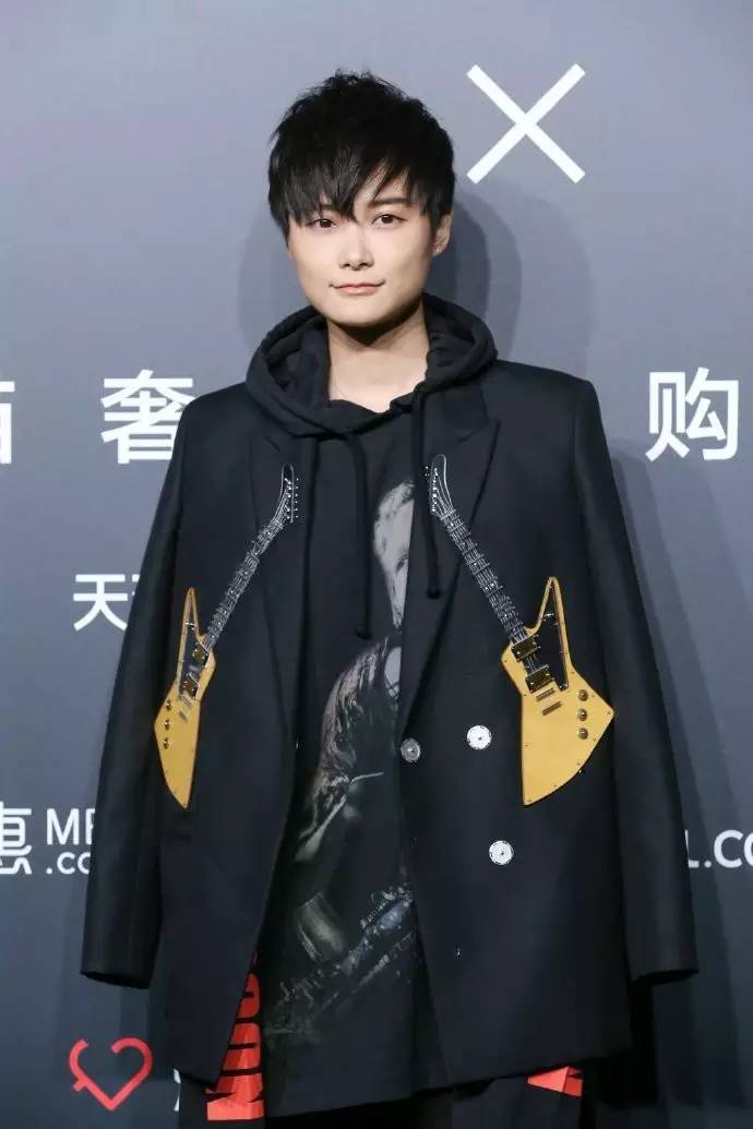 vetements卫衣为什么这么受欢迎,vetements破领卫衣怎么穿