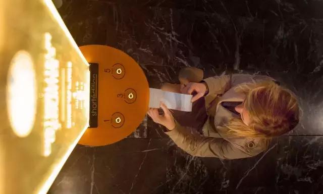 当ATM吐的是小说，法国人笑了，全世界乐了，零食业也震惊了