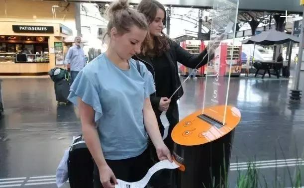 当ATM吐的是小说，法国人笑了，全世界乐了，零食业也震惊了