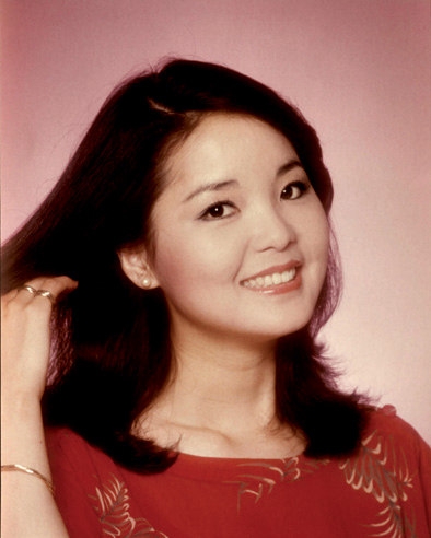 邓丽君漫步人生路完整版30分钟,邓丽君画传书籍光盘